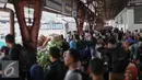 Penumpang menunggu kereta api di Stasiun Pasar Senen, Jakarta, Minggu (3/7). H-3 Lebaran, Stasiun Pasar Senen sudah memberangkatkan 11.905 pemudik dengan dengan 16 kereta api.(Liputan6.com/Faizal Fanani)