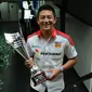 Pebalap Indonesia yang turun di ajang GP2 Series, Rio Haryanto saat mengunjungi SCTV Tower di bilangan Senayan, Jakarta, Jumat (31/7/2015). Senyum Rio Haryanto mengembang saat memamerkan piala. (Liputan6.com/Helmi Fithriansyah)