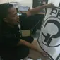 Pelaku penempel poster palu arit itu adalah pengamen jalanan yang berkeliling menggunakan onthel. (Liputan6.com/Fajar Eko Nugroho)