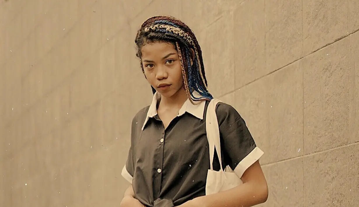 Zsa Zsa Utari selalu tampil menawan di beberapa penampilan. Seperti saat ia mengenakan outfot hitam yang membuatnya makin terlihat kece. Ia bahkan disebut netizen 
 layaknya bintang Hollywood saking curi perhatian.(Liputan6.com/IG/@zsazsautari)