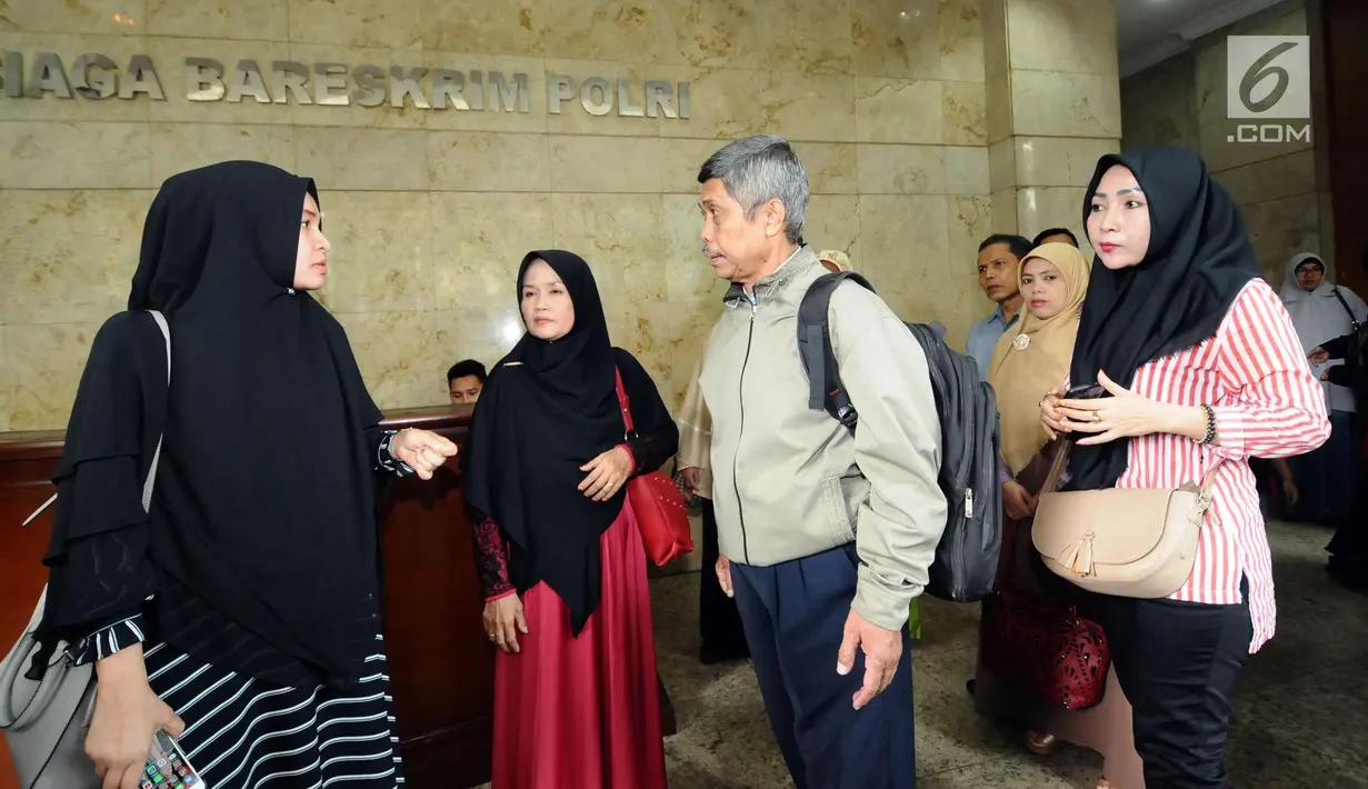 Sejumlah calon jamaah umrah bersiap keluar dari gedung Bareskrim Mabes Polri usai konsultasi pelaporan dugaan penipuan salah satu agen perjalanan, Jakarta, Senin (5/2). (Liputan6.com/Helmi Fithriansyah)