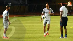 Arjen Robben (tengah) sedikit memamerkan keterampilan dribbling saat sesi latihan di Stadion Gelora Bung Karno (Liputan6.com/Helmi Fithriansyah)