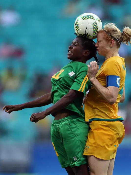 Marjory Nyaumwe berebut bola udara dengan pemain Australia, Lisa de Vanna di Grup F Olimpiade Rio 2016 di Korintus Arena, Brasil, (6/8). Atlet 29 tahun ini mengepang rambut gimbalnya ke atas yang jadi sorotan. (REUTERS/Fernando Donasci)
