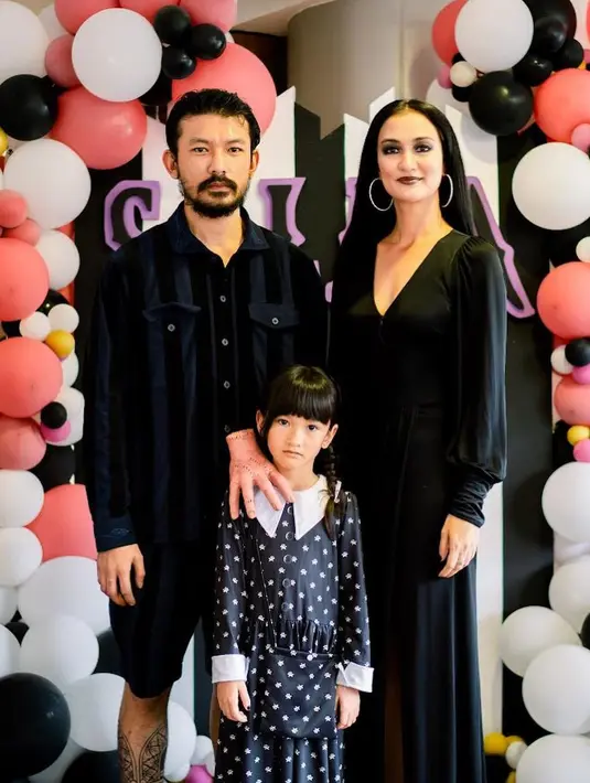 Putri Atiqah Hasiholan dan Rio Dewanto, Salma, rayakan ulang tahun yang ke-6 dengan tema Wednesday [@atiqahhasiholan]