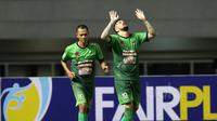 Pemain PSTNI, Leonel Nunez dan Sansan Husaeni merayakan gol saat melawan Persela Lamongan pada lanjutan Liga 1 Indonesia 2017 di Stadion Pakansari, Bogor, Sabtu (27/5/2017). (Bola.com/Nicklas Hanoatubun)