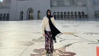 Berkunjung ke Masjid Agung Sheikh Zayed di Abu Dhabi, Kamis (2/2/2023), di sela tur konser BORN PINK yang sedang berlangsung, Jennie tampil mengenakan pashmina hitam. (@jennierubyjane)