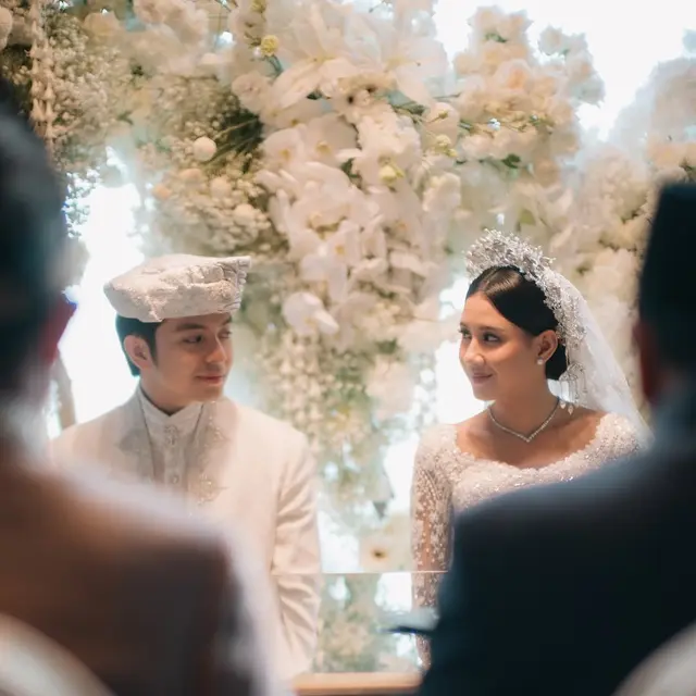 Tiba-Tiba Menikah, Angga Yunanda dan Shenina Cinnamon Terlihat Serasi dengan Busana Pengantin Serba Putih