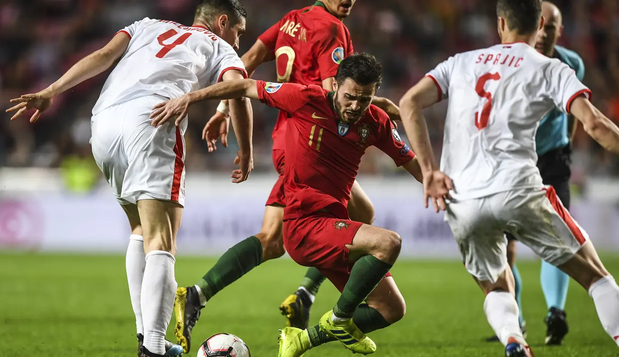 Aksi gelandang Portugal, Bernardo Silva pada laga kedua kualifikasi Piala Eropa 2020 yang berlangsung di Stadion Da Luz, Lisbon, Senin (27/3). Portugal raih hasil imbang 1-1 kontra Serbia. (AFP/Patricia de Melo)