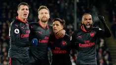 Alexis Sanchez (kedua kanan) bersama rekan setimnya merayakan gol kedua untuk Arsenal saat melawan Crystal Palace dalam pertandingan Liga Inggris di stadion Selhurst Park di London (28/12). AP Photo/Alastair Grant)