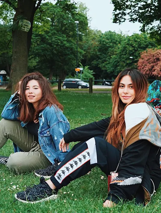 Seperti diketahui Shaloom dan Valerie memilih London, Inggris sebagai tempat mereka untuk menuntut ilmu. Dua gadis cantik ini ternyata sudah berteman sejak 2009. (Foto: instagram.com/sharazaaa)