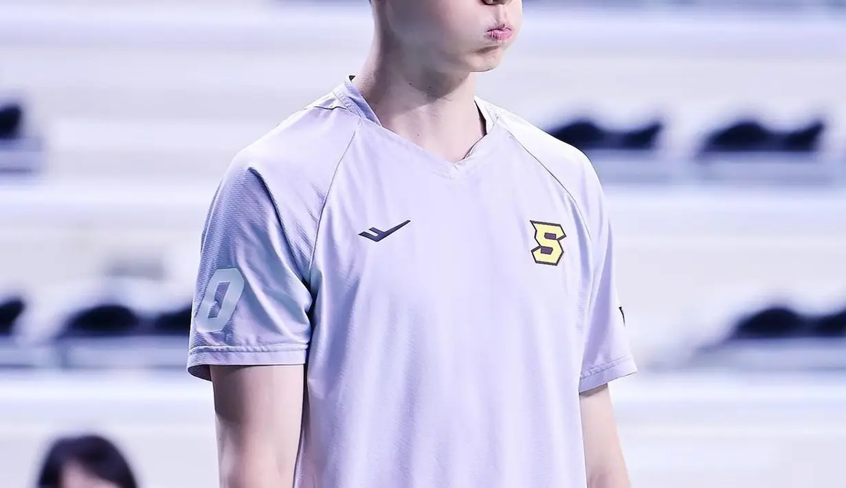 Lee Gwan Hee memiliki tubuh atletis dan tinggi. Ternyata, ia adalah seorang atlet basket di sebuah klub papan atas; Changwon LG Sakers. Posisinya adalah sebagai Guard dan bahkan pernah mewakili Timnas Basket Korea Selatan di Kualifikasi Asia Piala Dunia Basket 2023, di Manila. [Foto: Instagram/leegwanhee0429]