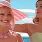 Margot Robbie dan Emma Mackey dalam film Barbie (2023). (Sumber: https://www.youtube.com/watch?v=GRyt3Ov4zz0)