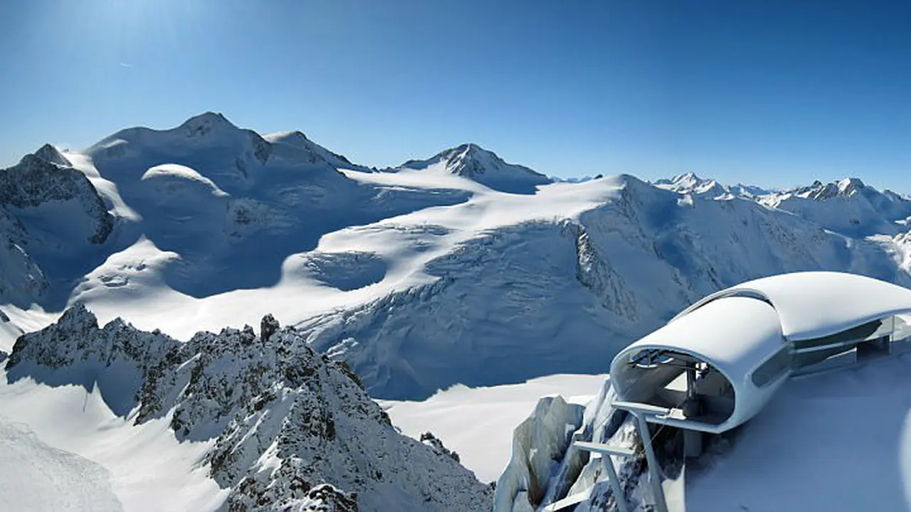 Restoran di puncak pegunungan Alpen. (Daily Mail)