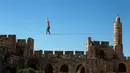 Slackliner Amerika, Heather Larsen saat beraksi melintasi dua menara Museum David di Yerusalem 2 Mei 2016.Olahraga Slackline mulai mewabah di dunia termasuk di Indonesia. (REUTERS / Nir Elias)