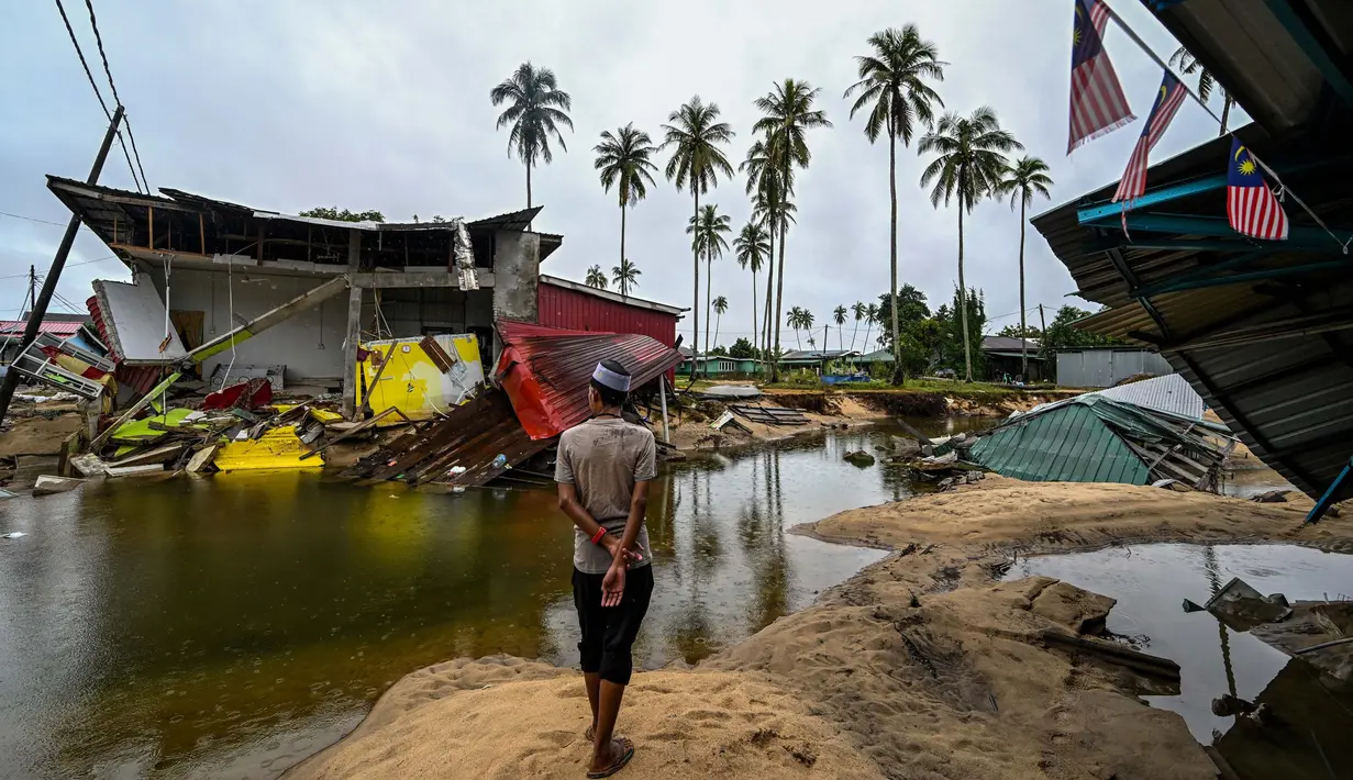 Banjir besar disebabkan oleh hujan tanpa henti yang melanda negara-negara bagian wilayah utara Malaysia. (MOHD RASFAN/AFP)