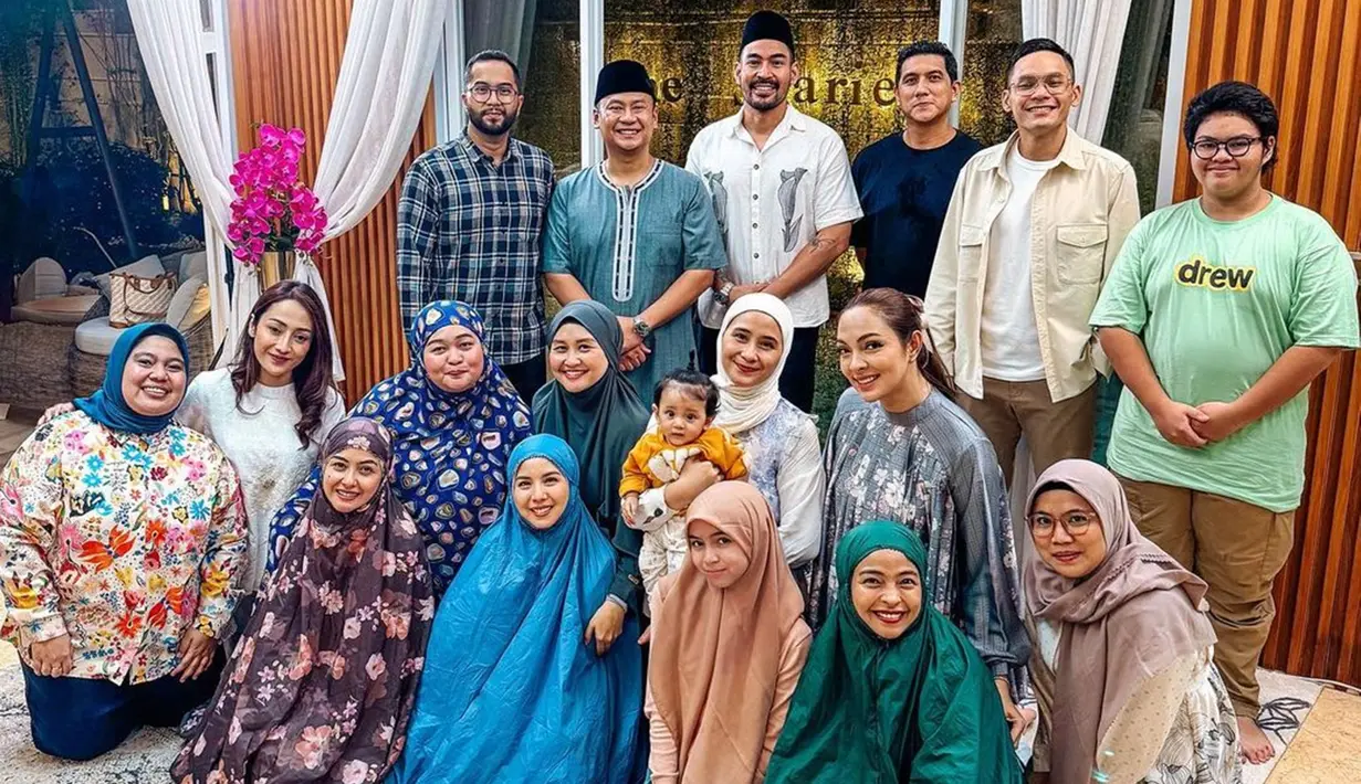 Ada banyak artis yang datang ke acara buka puasa tersebut. Antara lain: Tya Ariestya, Sinyorita Esperanza, Tantri Kotak, Meisya Siregar Zaskia Adya Mecca, Ryana Dea, Ben Kasyafani, Robby Purba, Bebi Romeo, Arda Naff, hingga dokter Reisa Broto Asmoro. Sienna pun tampak akrab dengan barisan ibu-ibu, tanpa harus berada di dekat sang ayah. (Liputan6.com/IG/@drg_oktrimanessa)
