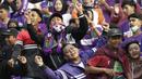 Suporter Persita saat menyaksikan pertandingan Persita Tangeran melawan PSM Makassar pada laga Shopee Liga 1 di Stadion Sport Center, Tangerang, Jumat (6/3). Persita memiliki suporter setia dan fanatik seperti La Viola dan Southern Ultras Persita. (Bola.com/M. Iqbal Icshan)