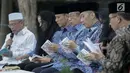 Ketum Partai Demokrat Susilo Bambang Yudhoyono didampingi Agus Harimurti dan Edhy Baskoro melakukan tahlilan di Puri Cikeas, Bogor, Senin (9/9/2019). Demokrat menggelar malam kontemplasi memperingati HUT ke-18 partai, hari lahir SBY dan 100 hari wafatnya Ani Yudhoyono. (Liputan6.com/Faizal Fanani)