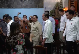 Presiden Prabowo Subianto mampir ke Warung Bakmi Jawa Bu Citro 1 di tengah kunjungan ke Solo, Minggu (20/7/2025). Prabowo, Jokowi, dan Gibran duduk di satu meja yang sama. (Foto: Tim Media Presiden)
