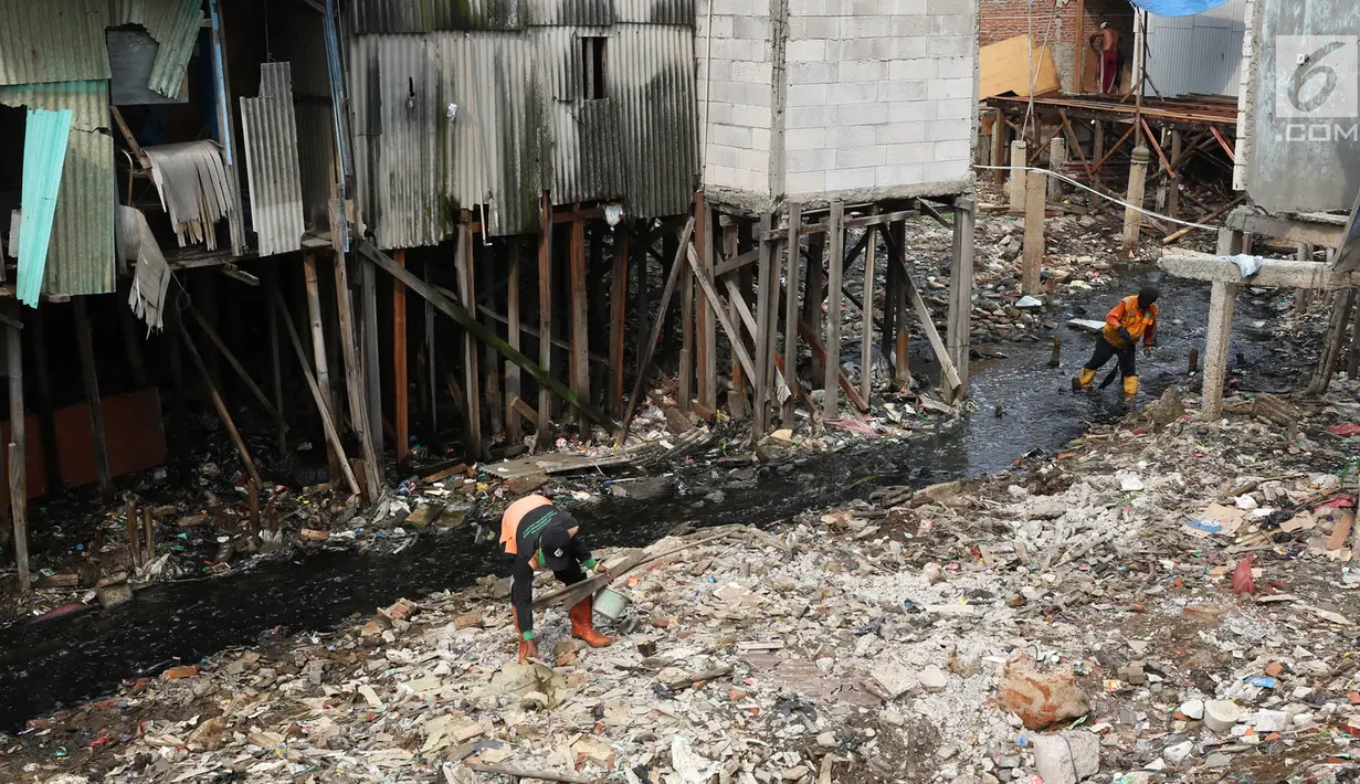 Petugas membersihkan sampah yang memenuhi aliran Kali Gendong di kawasan Penjaringan, Jakarta, Senin (3/12). Penumpukan sampah diperparah dengan perilaku warga yang membuang sampah sembarangan. (Liputan6.com/Immanuel Antonius)