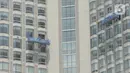 Pekerja ketinggian gedung di Jakarta, Rabu (28/10/2020). Menurut data dari BPJAMSOSTEK angka klaim kecelakaan kerja pada semester I 2020, yakni dari Januari sampai dengan Juni, meningkat 128 persen. Angka ini naik dari sebelumnya hanya 85.109 kasus menjadi 108.573 kasus. (merdeka.com/Imam Buhori)