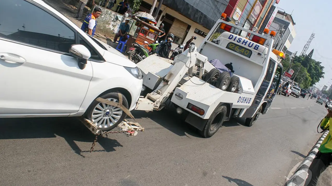 Kepergok Parkir Liar, Mobil Ini Diangkut Dishub