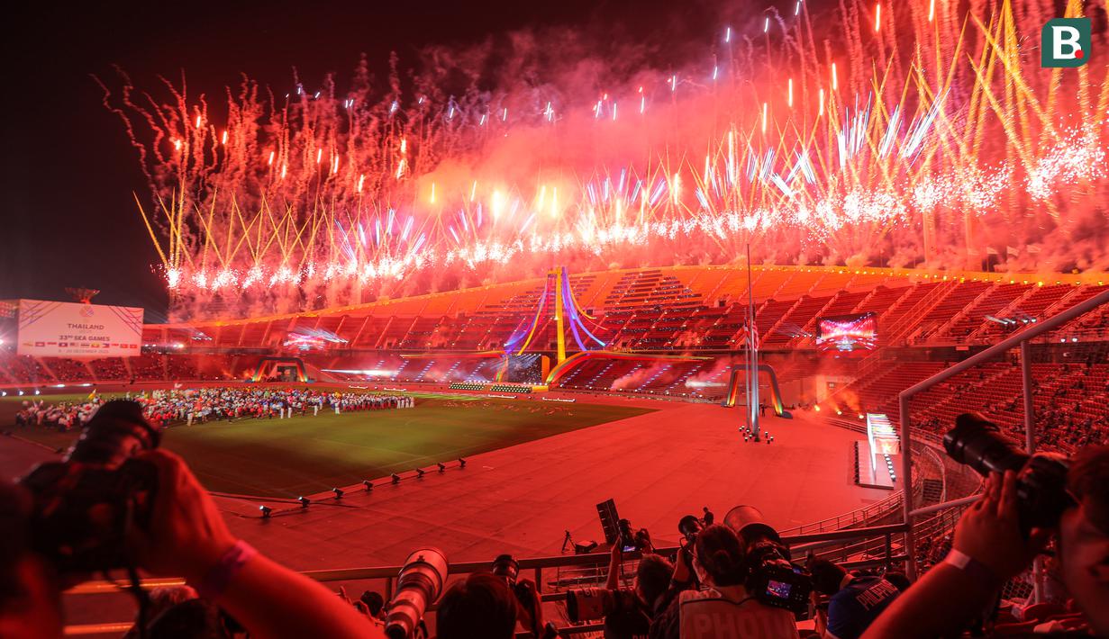 Pertunjukan kembang api pada pesta penutupan SEA Games 2025 yang berlangsung di Rajamangala Stadium, Bangkok, Sabtu (20/12/2025) malam WIB.