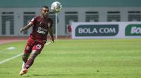 Gelandang Borneo FC, Terens Puhiri mengontrol bola saat melawan Persebaya dalam laga pekan pertama BRI Liga 1 2021/2022 di Stadion Wibawa Mukti, Cikarang, Sabtu (04/09/2021). Borneo FC menang 3-1. (Foto: Bola.com/Bagaskara Lazuardi)