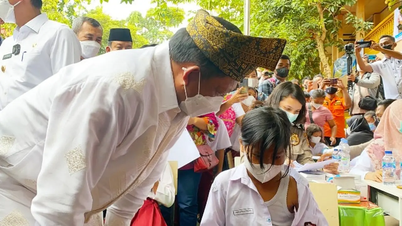 Menteri Dalam Negeri Tito Karnavian menyaksikan vaksinasi anak di sebuah SD di Pekanbaru.