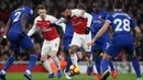 Gelandang Chelsea, Willian saat dilanggar bek Arsenal, Sokratis Papastathopoulos selama pertandingan lanjutan Liga Inggris di stadion Emirates di London (19/1). Arsenal menang 2-0 atas Chelsea. (AP Photo/Frank Augstein)