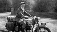 Wanita Ini Nekat Melintasi Padang Pasir Yang Panas Saat Riding. (Foto: Royal Enfield)