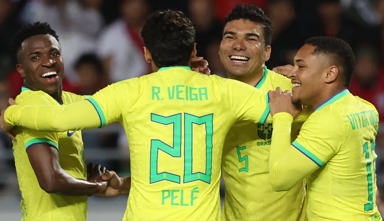 Selebrasi para pemain Timnas Brasil setelah Casemiro (kedua kanan) mencetak gol ke gawang Maroko pada laga persahabatan FIFA Matchday di Ibn Batouta Stadium, Tangier, Maroko (26/3/2023). Dengan tambahan 1 gol, Casemiro kini telah mengoleksi 7 gol dan 3 assist bagi Timnas Brasil dari total 70 caps. (AFP/Fadel Senna)