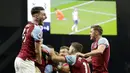 Para pemain West Ham United merayakan gol yang dicetak oleh Manuel Lanzini ke gawang Tottenham Hotspur pada laga Liga Inggris Senin (19/10/2020). Kedua tim bermain imbang 3-3. (AP/Matt Dunham, Pool)