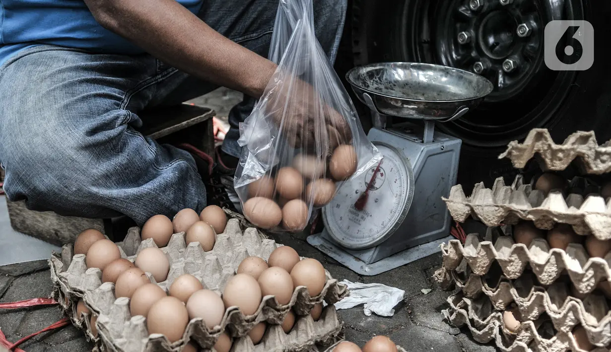 Pekerja menimbang telur yang dipesan warga saat Gelar Pangan Murah di Pasar Tebet Barat, Jakarta, Rabu (23/12/2020). Telur ayam pada Gelar Pangan Murah ini dijual dengan paket Rp24.000 per kilogram dan Rp45.000 per tray atau kotak. (merdeka.com/Iqbal S. Nugroho)