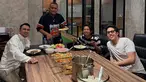 Di bulan Ramadhan tahun ini, Raffi Ahmad yang memutuskan istirahat dan tak membuat acara sendiri, rupanya tetap aktif dengan bersafari saat sahur. Meski tak setiap hari, Raffi terlihat beberapa menghabiskan waktu sahur dengan rekan artis. (Liputan6.com/IG/@raffinagita1717)