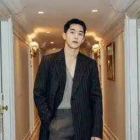 Usai menyelesaikan wajib militernya pada 19 September 2024, Nam Joo Hyuk langsung terbang ke Paris untuk menjalankan tugasnya sebagai brand ambassador Dior. [@skawngur].