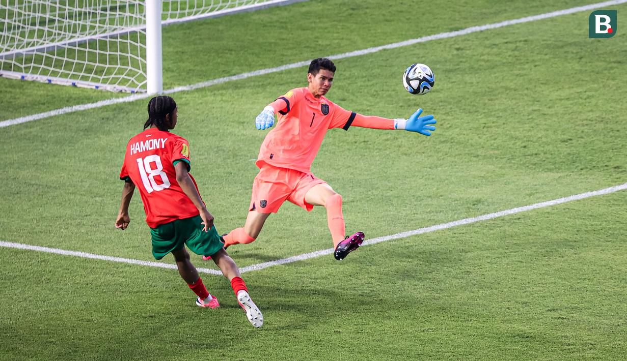 <p>Pemain Timnas Maroko U-17, Mohamed Hamony (kiri) melepaskan umpan di depan kiper Timnas Ekuador U-17, Cristhian Loor pada laga kedua Grup A Piala Dunia U-17 2023 di Stadion Gelora Bung Tomo (GBT), Surabaya, Senin (13/11/2023). (Bola.com/Bagaskara Lazuardi)</p>