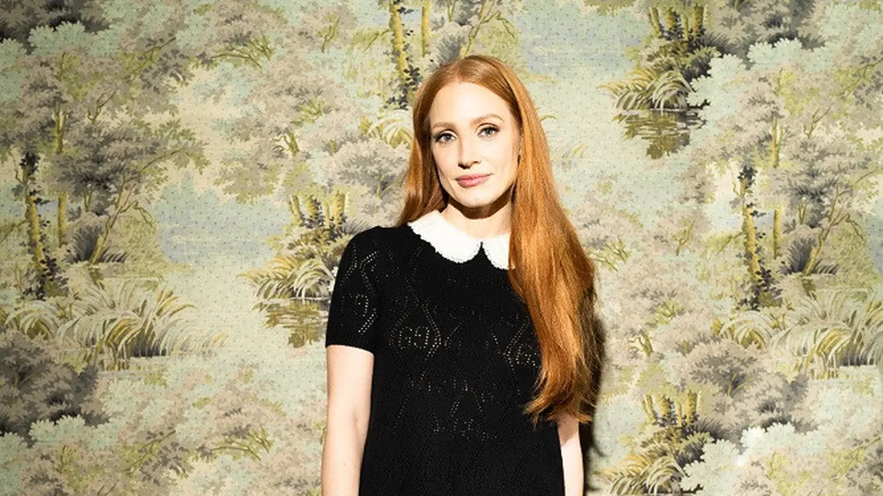 Jessica Chastain Tampil Serba Hitam di Acara Makan Malam Gucci