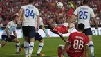 Penyerang Benfica David Neres (tengah) melakukan tendangan salto pada babak Play Off Liga Champions melawan Dynamo Kiev di Estadio da Luz, Lisboa, Portugal, Rabu (24/8/2022) dini hari WIB. Benfica melaju ke babak penyisihan grup Liga Champions musim 2022/2023 setelah menang 3-0 atas Dynamo Kiev. (AP Photo/Armando Franca)