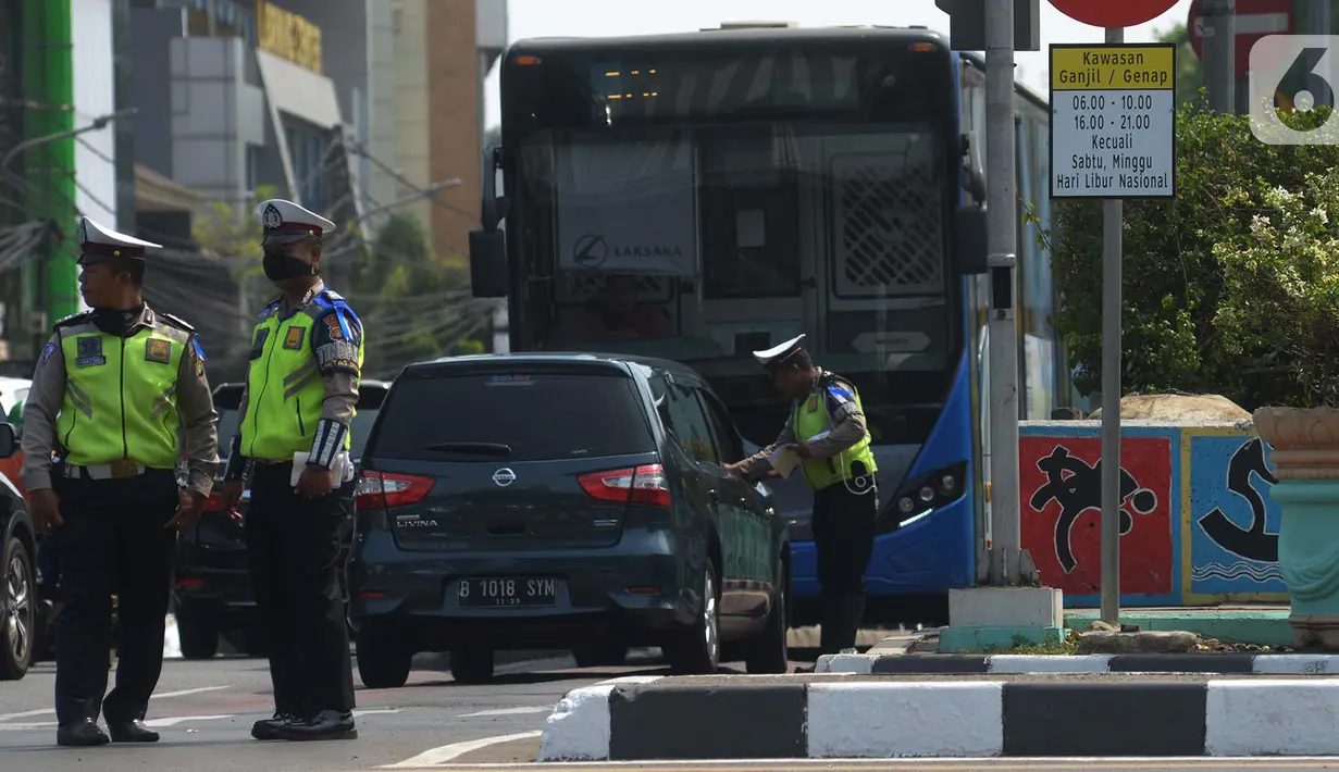 Polisi menilang pengendara mobil saat Operasi Zebra Jaya 2019, Jakarta Barat, Jumat (1/11/2019). Jumlah pelanggar lalu lintas masih terus meningkat sekitar 10 persen di bandingkan tahun 2018, meskipun mengikuti langsung sidang ditempat. (merdeka.com/Imam Buhori)