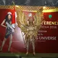 Puteri Indonesia 2016, Kezia Warouw memperkenalkan kostum untuk berlaga di Miss Universe 2016 pada saat jumpa pers jelang keberangkatan Puteri Indonesia ke ajang Miss Universe 2016 di kawasan Pancoran, Jakarta, Senin (9/1). (Liputan6.com/Herman Zakharia)