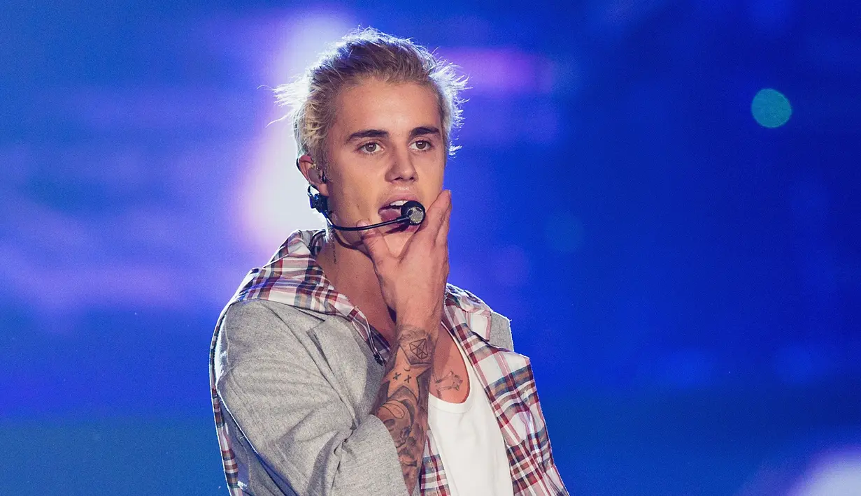 Dalam video yang diunggah Hollywoodlife.com, bagian wajah dan mulut korban pukulan Justin itu sampai berlumuran darah. Selain itu, pria tersebut juga tampak marah dengan sikap yang dilakukan Justin. (AFP/Bintang.com)