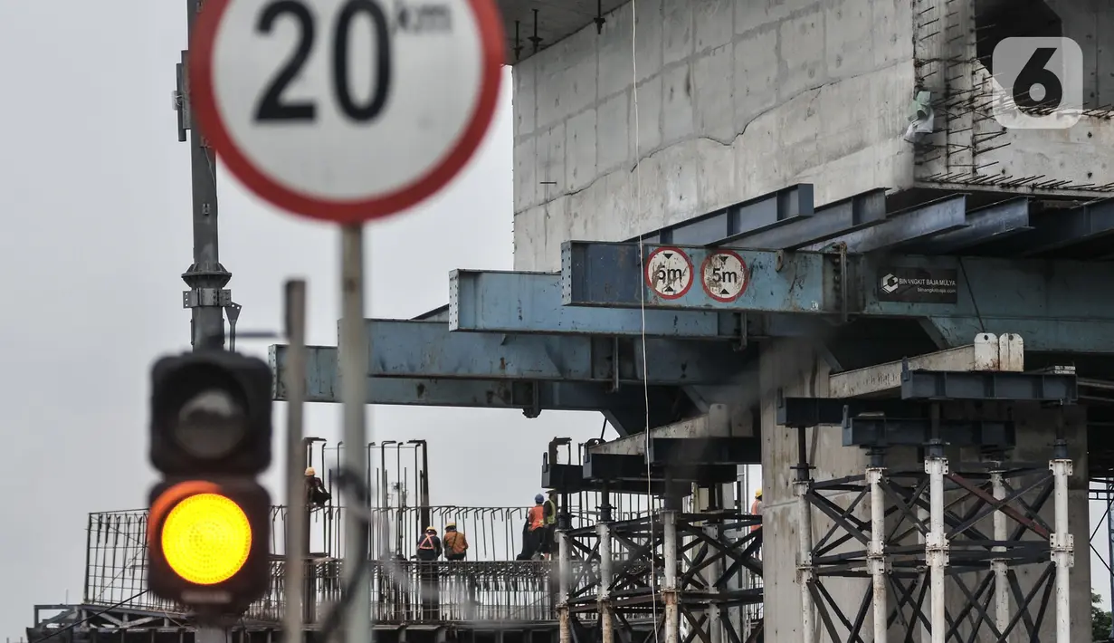 Aktivitas pekerja saat menyelesaikan proyek pembangunan jalan layang atau Flyover Cakung, Jakarta, Kamis (2/7/2020). Proyek flyover berbiaya Rp261 miliar itu ditargetkan rampung Desember 2020 dan diharapkan mampu mengurai titik kemacetan akibat perlintasan sebidang. (merdeka.com/Iqbal S Nugroho)