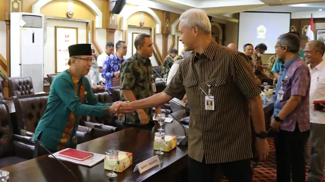 Gubernur Jawa Tengah (Jateng) Ganjar Pranowo menyerahkan hibah bidang sosial kemasyarakatan sebesar Rp148,1 miliar kepada ribuan organisasi masyarakat (ormas) di Gedung Gradhika Bhakti Pradja, Kota Semarang, Jateng, Selasa (28/2/2023).