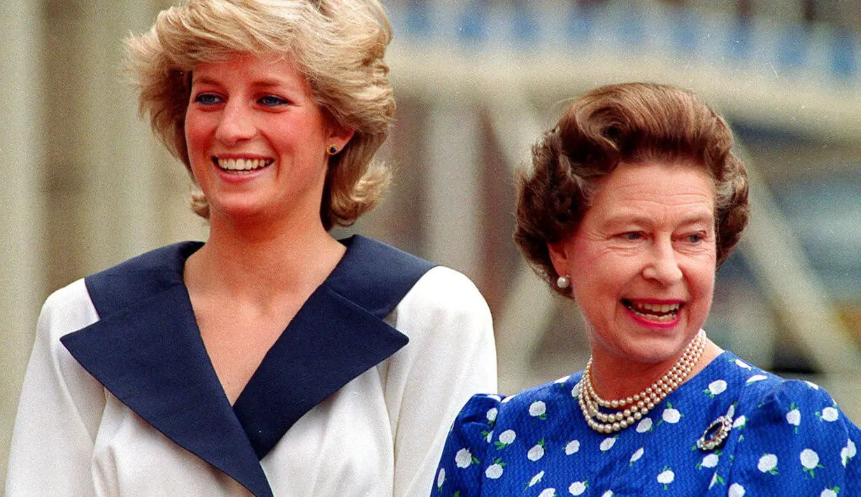 Kekompakan diperlihatkan Putri Diana dan Ratu Elizabeth II. Keduanya tersenyum kepada para simpatisan di luar Clarence House di London. (AP: Photo/Martin Cleaver, File)