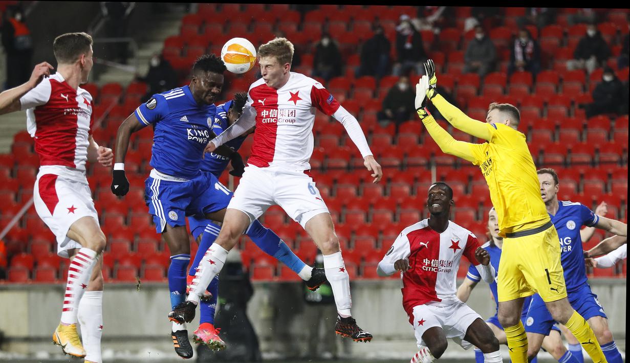 Daniel Amartey (dua kiri) pun dibuat kesulitan untuk menembus ketatnya lini belakang tuan rumah yang dikawal empat bek. (Foto: AP/Petr David Josek)