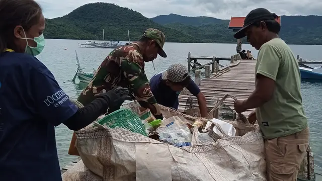 Aktivitas membersihkan sampah