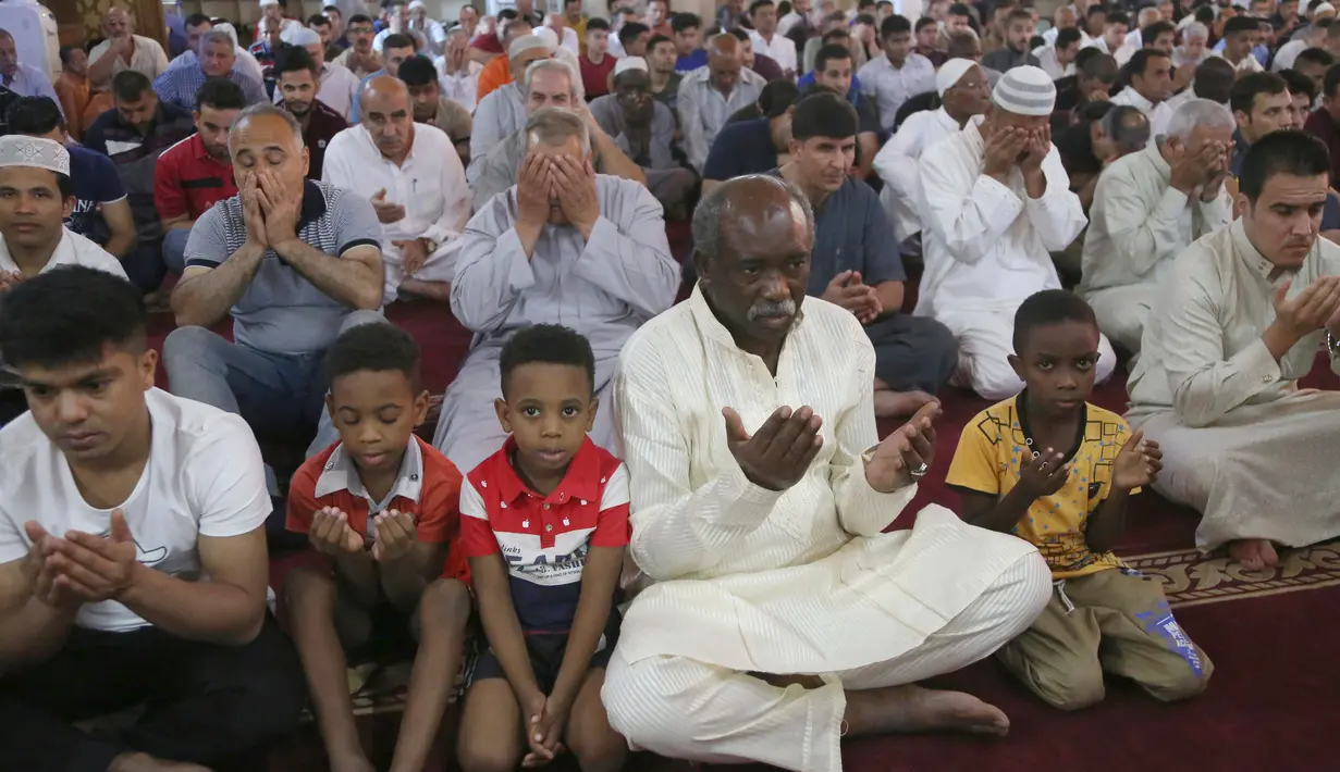 Umat Muslim Sunni Irak berdoa usai melakukan salat Idul Fitri di Baghdad, Irak (25/6). Sejumlah negara menetapkan 1 Syawal 1438 H pada Minggu (25/6) setelah menunaikan 29 hari ibadah puasa. (AP Photo/Karim Kadim)