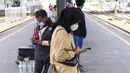 Warga tengah menggunakan smartphone di Jakarta, Senin (11/1/2021). Menurut Perusahan Pasar riset IDC ada pertumbuhan penggunaan smartphone sebesar 49 persen dibanding kuartal sebelumnya, dan 21 persen dari periode yang sama tahun lalu. (Liputan6.com/Angga Yuniar)