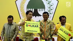 Ketua Pelaksana HUT ke-53 Partai Golkar Azis Syamsudin (kedua kiri) memegang poster usai memberi keterangan pers di Kantor DPP Golkar, Jakarta, Rabu (18/10). HUT Partai Golkar ke-53 mengambil tema "Partai Golkar Sahabat Rakyat". (Liputan6.com/Johan Tallo)